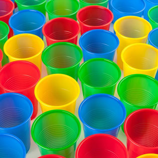 verres colorés en plastique