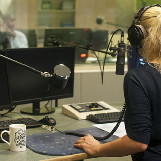 femme réalise une émission radio