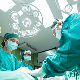 chirurgien et ses assistants en salle d'opération