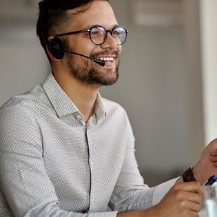 téléopérateur en ligne pour assister une personne