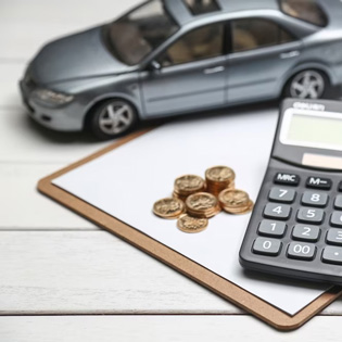 petite voiture avec une calculatrice