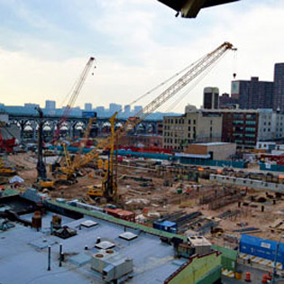 chantier de construction avec des grues