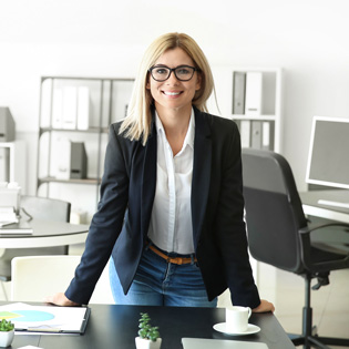 salariée souriante au bureau