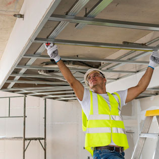 plaquiste au travail sur un chantier