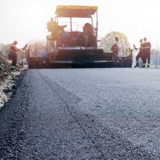 travaux sur le revêtement d'une route