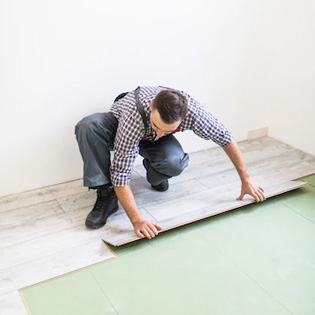 artisan posant un parquet