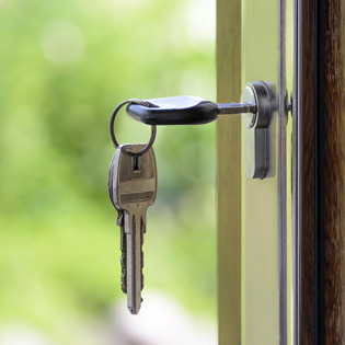 clés dans la serrure d'une porte d'un logement