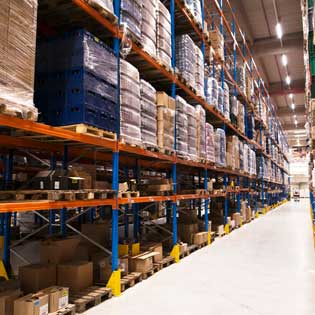 centre logistique rempli de marchandises