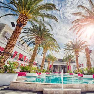 vue extérieure d'une piscine dans un hôtel