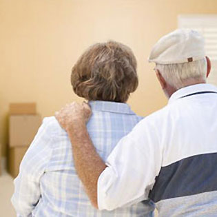 couple regardant des cartons