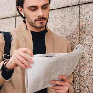 homme lisant un journal