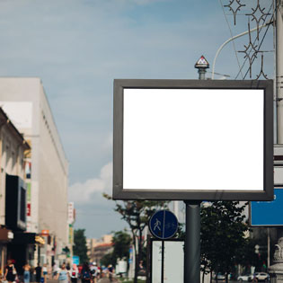 panneau publicitaire neutre dans une rue