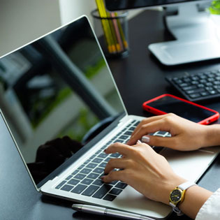 femme devant un poste de travail