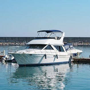 bateau de plaisance dans un port