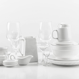 ensemble de vaisselles en céramique blanche et de verres