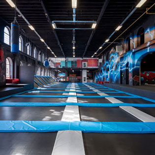 salle avec des trampolines en intérieur