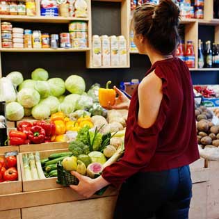 femme faisant les courses dans une supérette