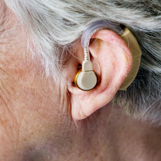 femme âgée portant un appareil auditif