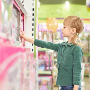 petite fille dans un magasin de jouets