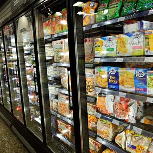 produits surgelés dans les frigos d'un supermarché