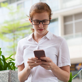 jeune femme consultant son téléphone mobile