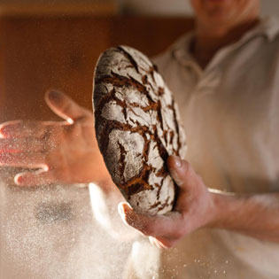 boulanger tenant un pain