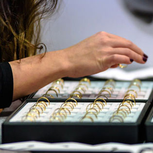 vendeuse présentant des bijoux en or