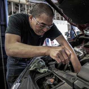 mécanicien travaillant sur un moteur