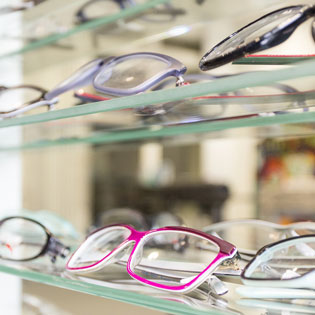 lunettes colorées chez un opticien