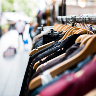 vêtements d'occasion sur un marché