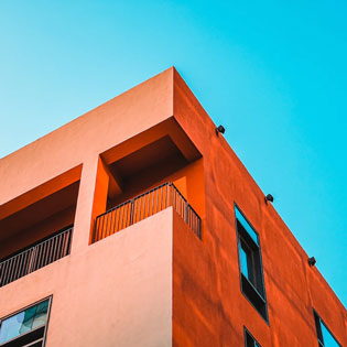 immeuble moderne avec une façade orange