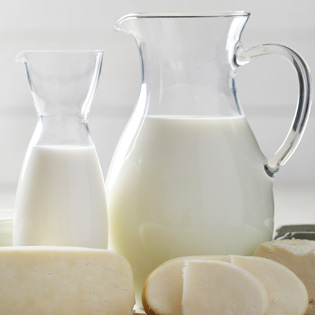 carafe de lait et fromages