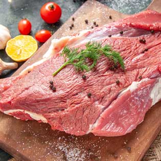 viande bovine rouge sur une planche à découper