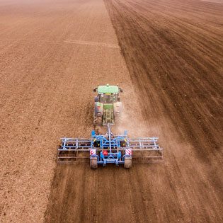 tracteur labourant un champ