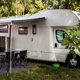 camping-car garé dans un emplacement de camping