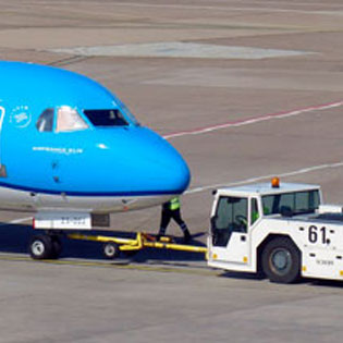 véhicule technique sur une piste d'aéroport