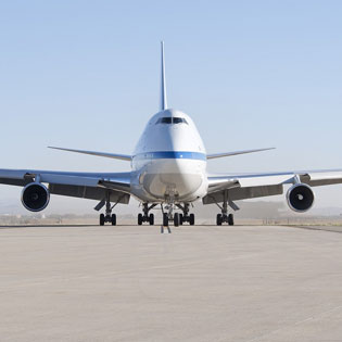 avion de ligne sur une piste d'aéroport