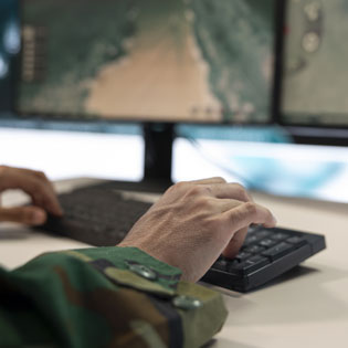 militaire devant un ordinateur