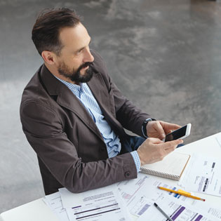 directeur financier sur son smartphone