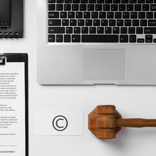 ordinateur avec un logiciel juridique