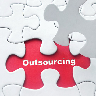 pièce de puzzle ajoutée sur le mot outsourcing