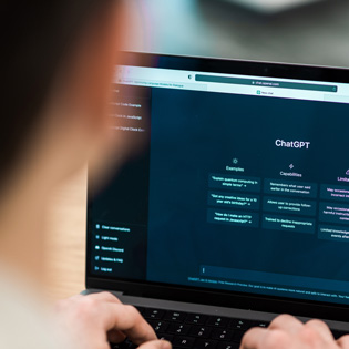 personne utilisant une IA sur un ordinateur