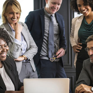 groupe de personnes autour d'un ordinateur