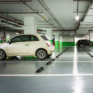 parking souterrain avec des véhicules garés