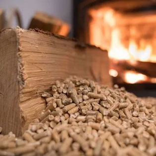 bois et granules devant une cheminée