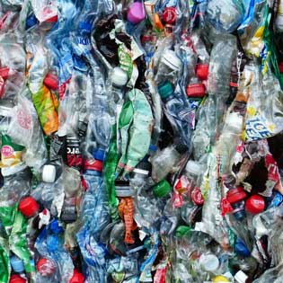 bouteilles en plastique écrasés pour recyclage