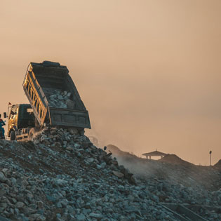 camion déversant des déchets