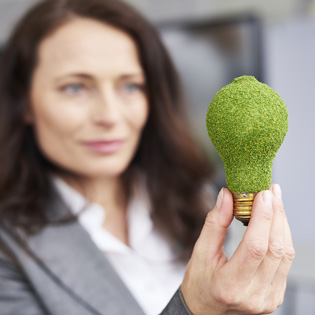 femme tenant une ampoule verte