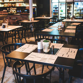 tables dans un restaurant