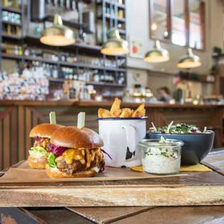 hamburgers et accompagnements sur une table de restaurant